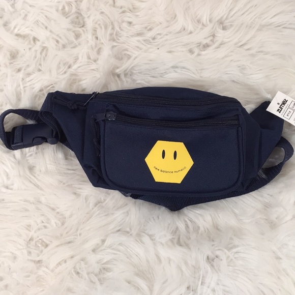 NEW BALANCE Fanny Pack / Belt Bag / Across Shoulder Bag On The Go NEW NWT - Picture 2 of 4